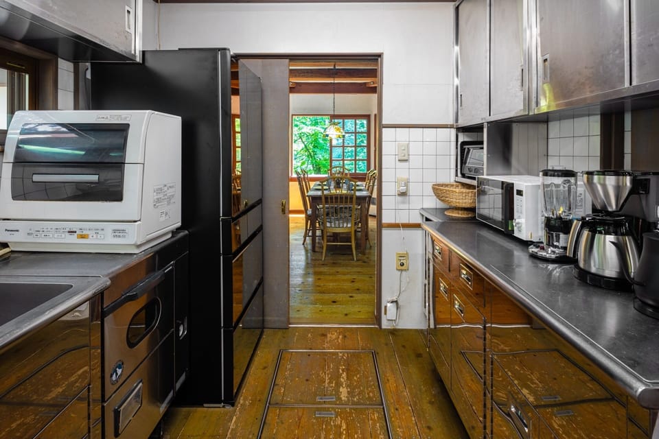 The chalet has a large kitchen. You can enjoy cooking with a large group or with your family. A dishwasher is also installed. Basic seasonings and tableware are provided. Please purchase only the ingredients.