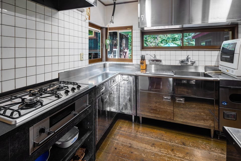 The chalet has a large kitchen. You can enjoy cooking with a large group or with your family. A dishwasher is also installed. Basic seasonings and tableware are provided. Please purchase only the ingredients.
