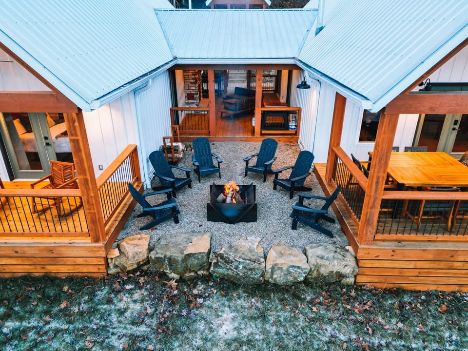 The outdoor fire pit 🔥 Gather around the crackling fire under the stars! 