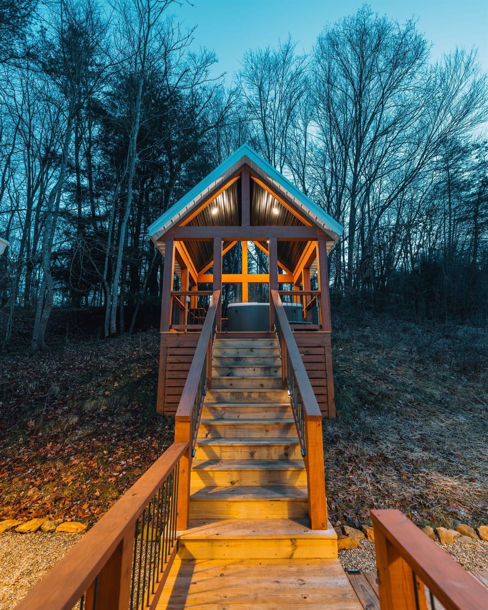 “The Hot Tub Hut” in all its evening glory 😊🤩