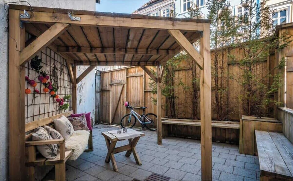 Lovely back-yard shared with the friendly neighbors.
*Not available until 15.04 because of construction work on the fasade*