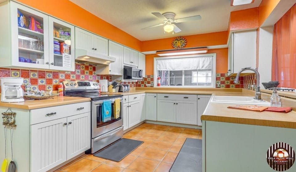 Full kitchen fully appointed to prepare a quick snack or cook a gourmet meal!
