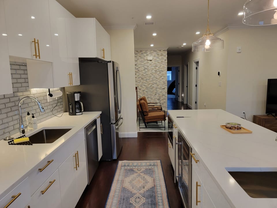 Open kitchen and island 