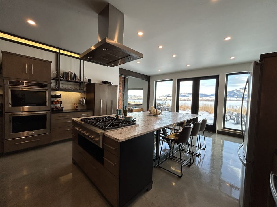 Main house: Gourmet kitchen