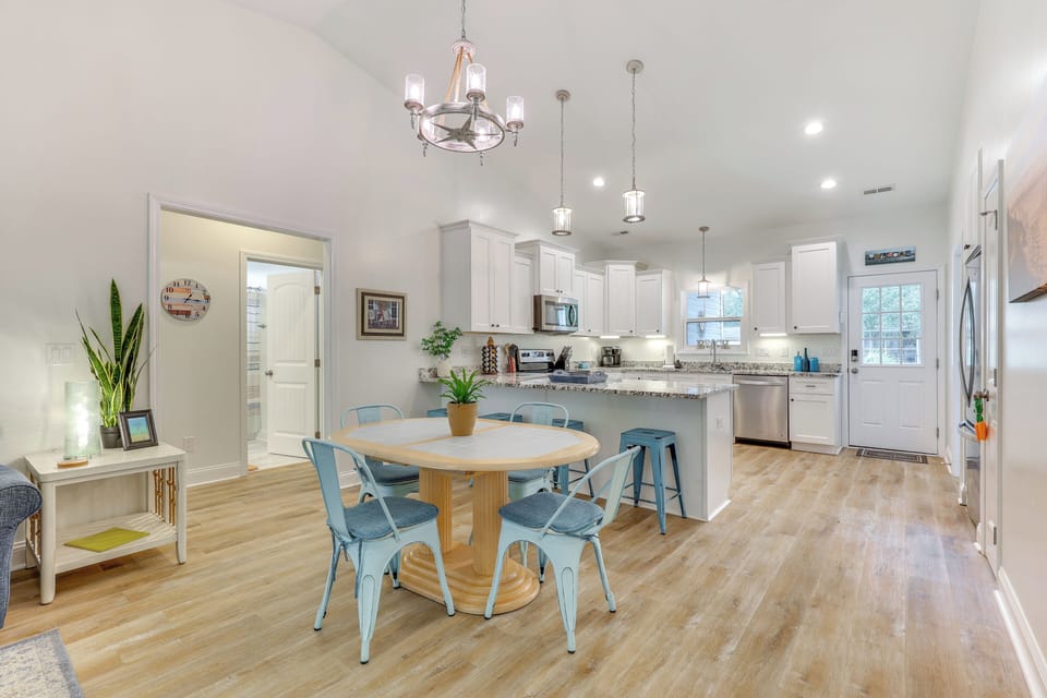 Dining Area | Dishes & Flatware Provided
