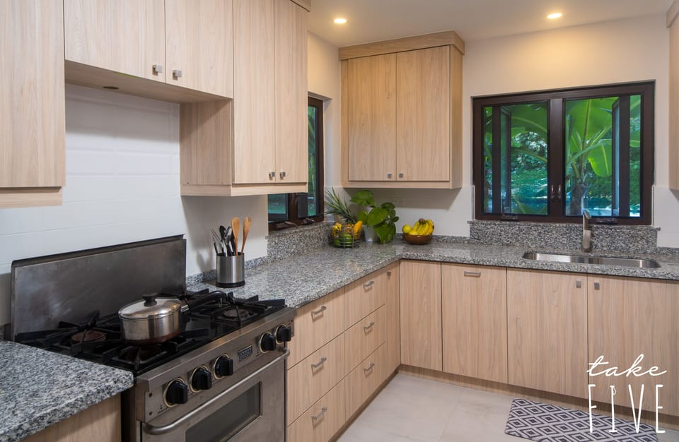 Fully equipped kitchen and groceries can easily be delivered