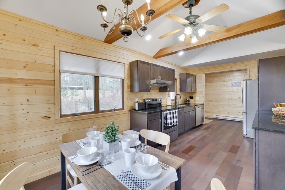 Cozy kitchen dining table, which complements the 7-person dining table