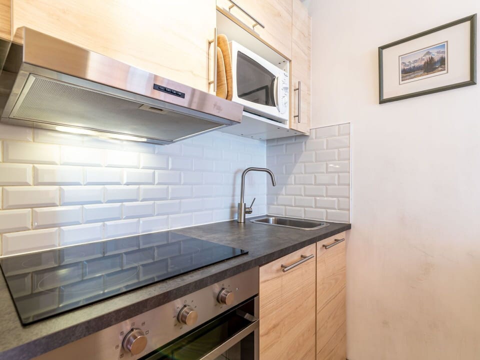 Cabinetry, Kitchen Sink, Tap, Countertop, Sink, Plumbing Fixture, Picture Frame, Wood, Building, Kitchen