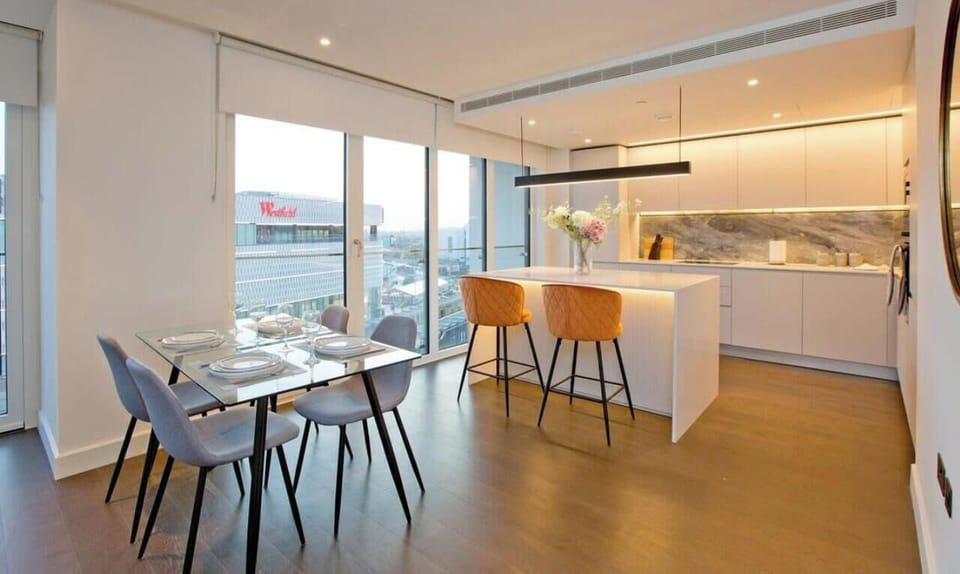 Minimalist Designs for a Timeless Dining Room