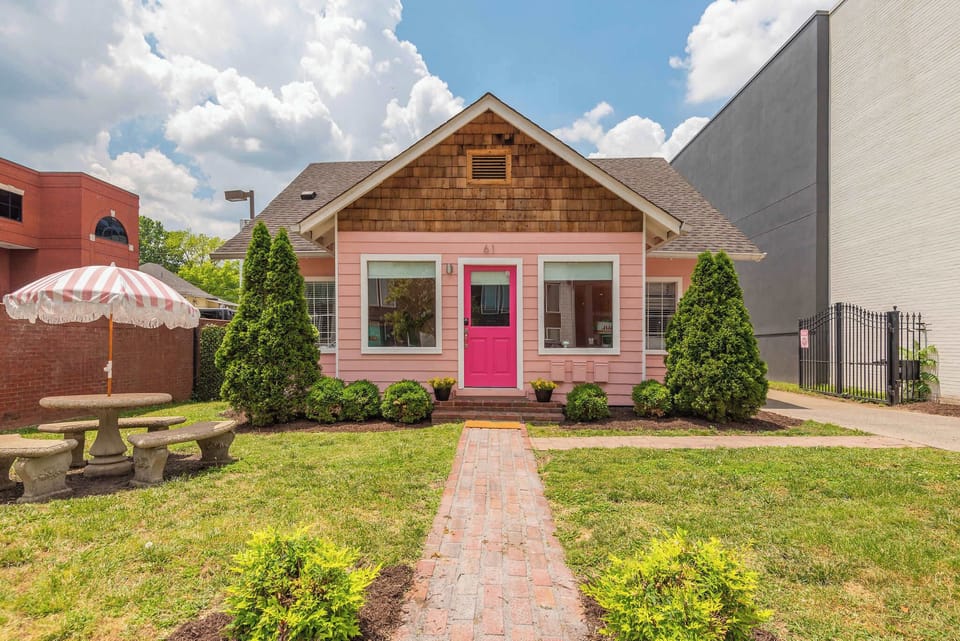 
Incredible location! Hang out in the front yard and wave at the tour buses and pedal taverns as they pass by. Keep an eye out for famous musicians and songwriters coming in and out of the music labels and recording studios next door!!