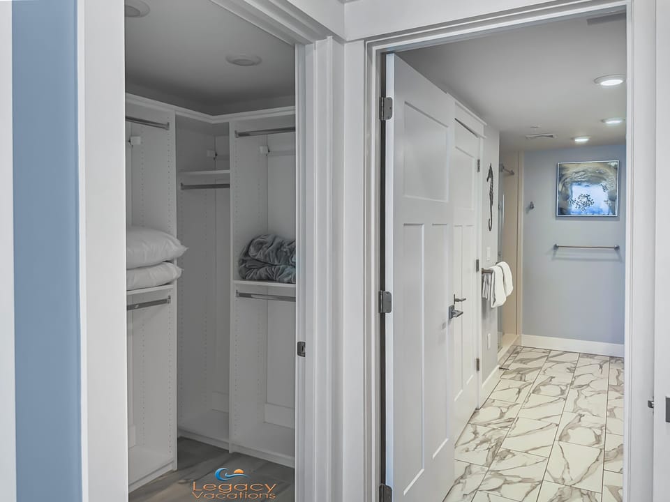 Blu 606 Walk-in Closet Master Bathroom