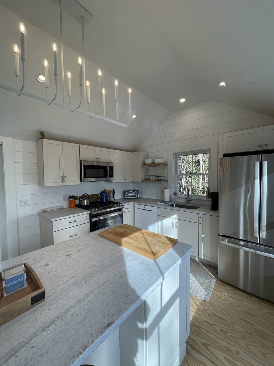 Full sized fridge/freezer w/ ice maker, gas range, microwave and toaster oven