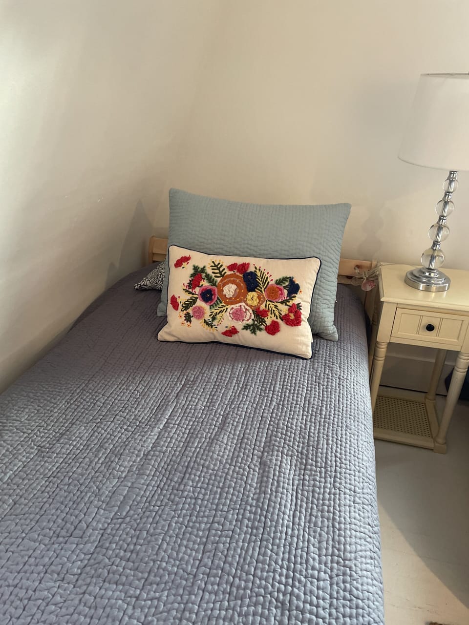 Upstairs front bedroom (1)