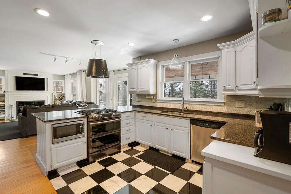 Full kitchen - Main floor