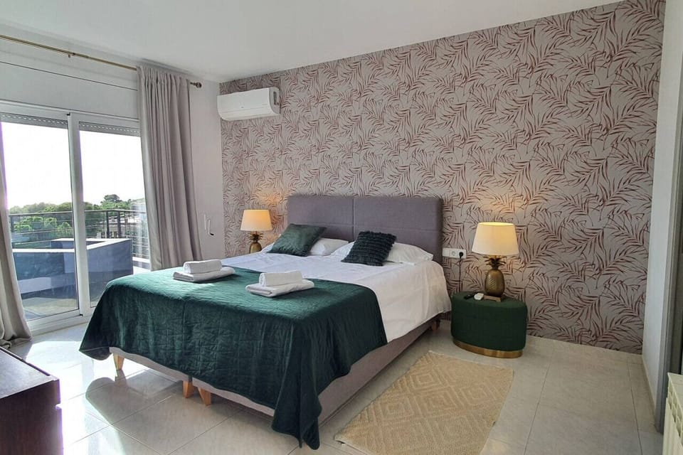 Main Bedroom w/bathroom in suite, dress room and balcony