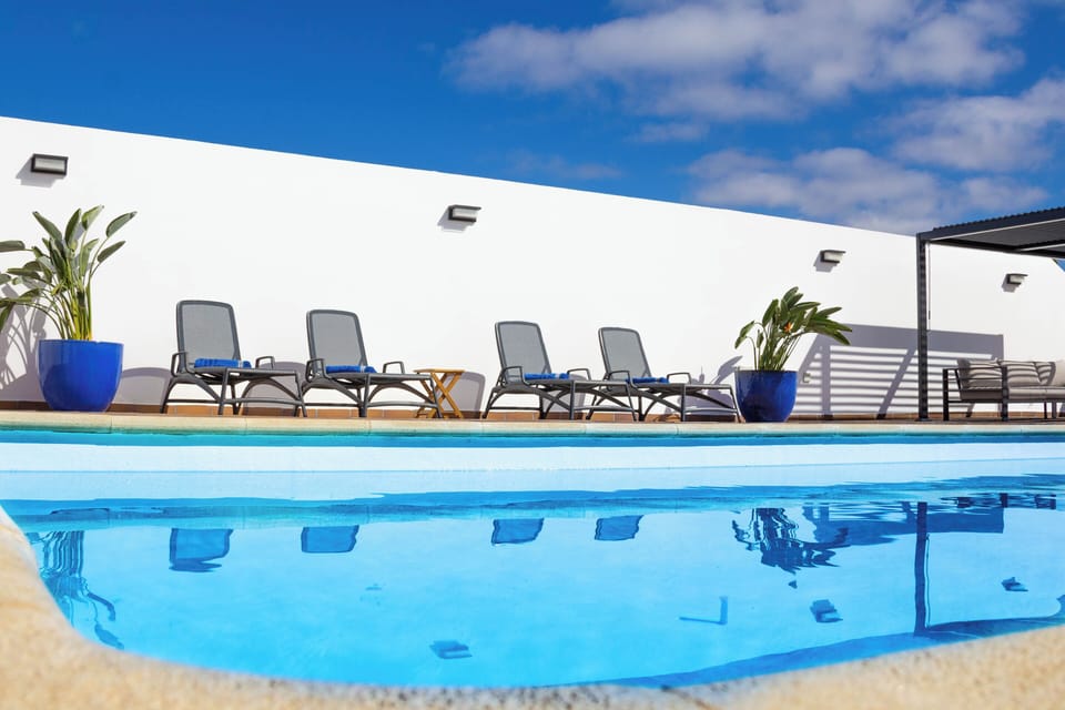 Piscina climatizada privada con vistas a la montaña.