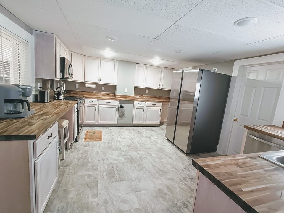 Fully equipped kitchen with breakfast bar.
