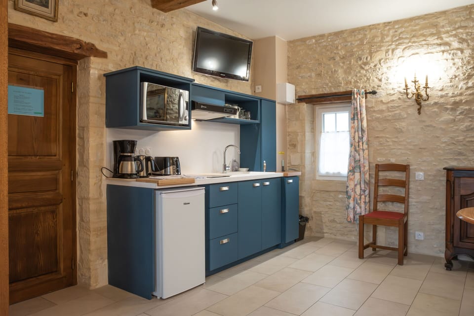 Cuisine vue côté (Studio - 1er étage)