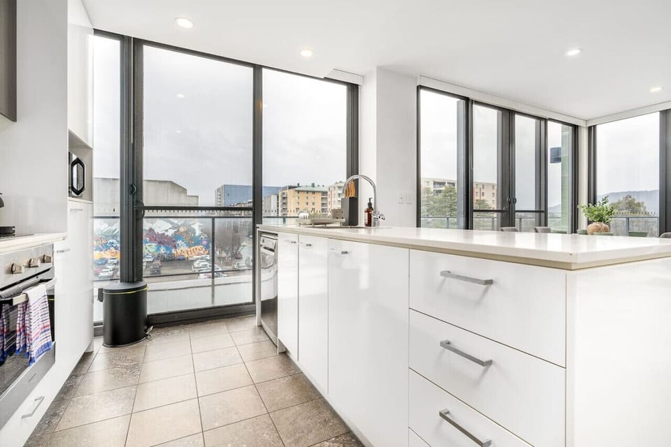 This modern kitchen features high-end finishes and a stylish layout, perfect for both cooking and entertaining.