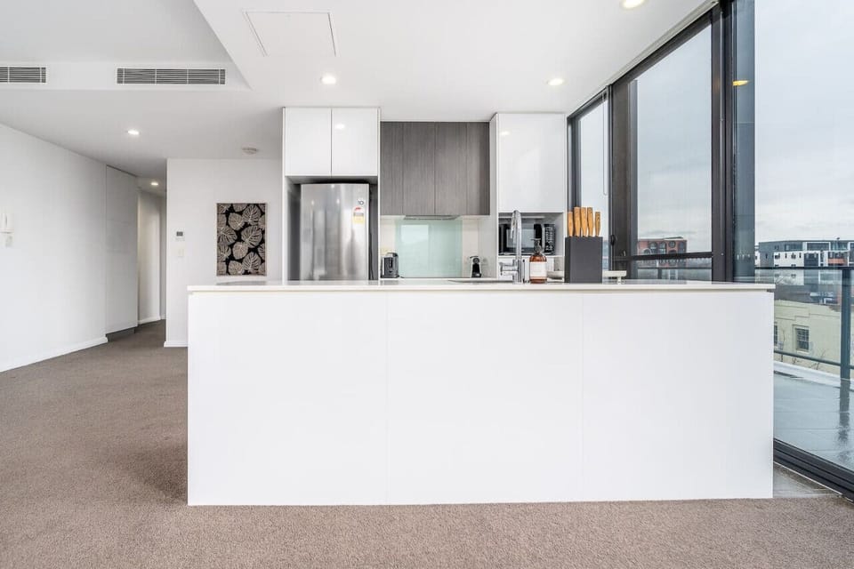 This modern kitchen features high-end finishes and a stylish layout, perfect for both cooking and entertaining.