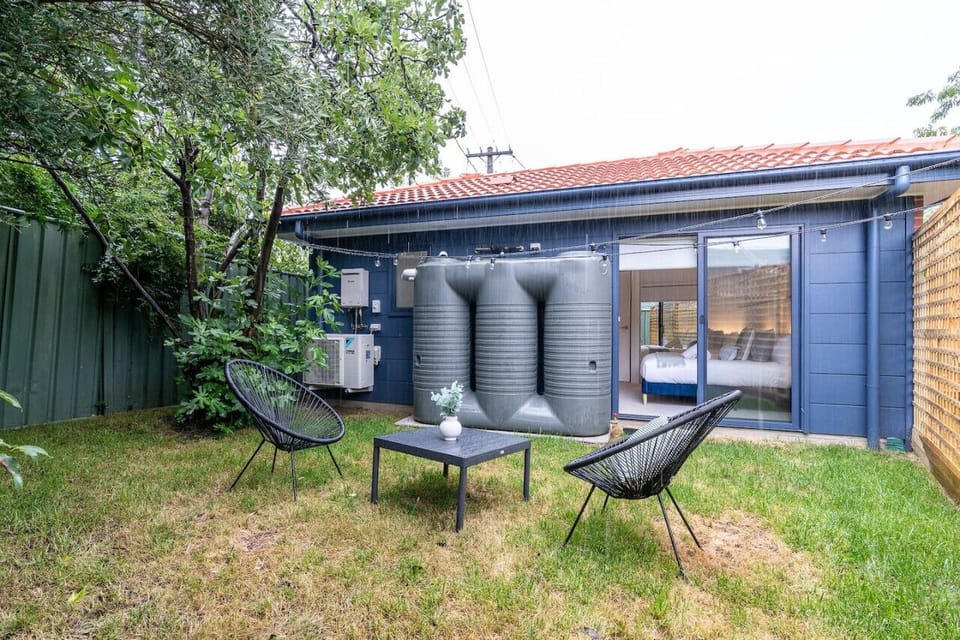 Spacious and cosy backyard ideal for lounging, dining, and enjoying sunny days.