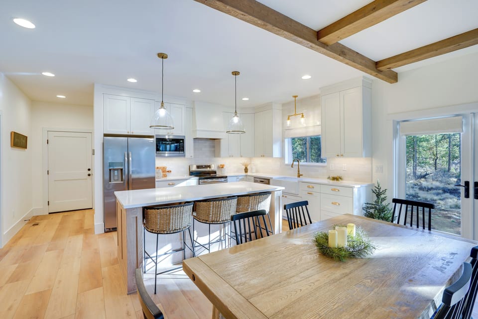 Dining Area | Dishware & Flatware Provided | Central A/C & Heating