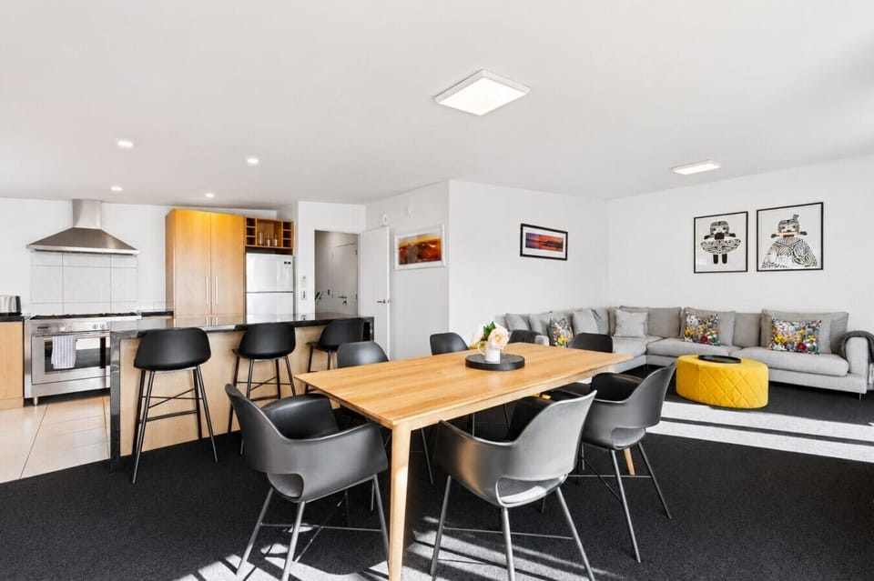 Cook together, eat together, linger together - this kitchen was made for holiday gatherings