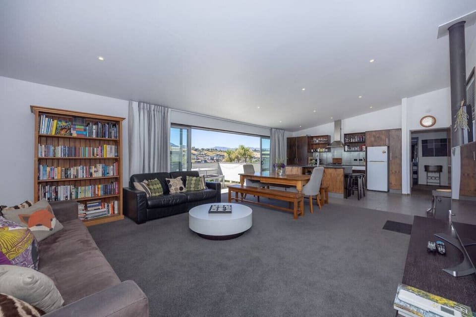Spacious living area, with plenty of books to read, and smart TV