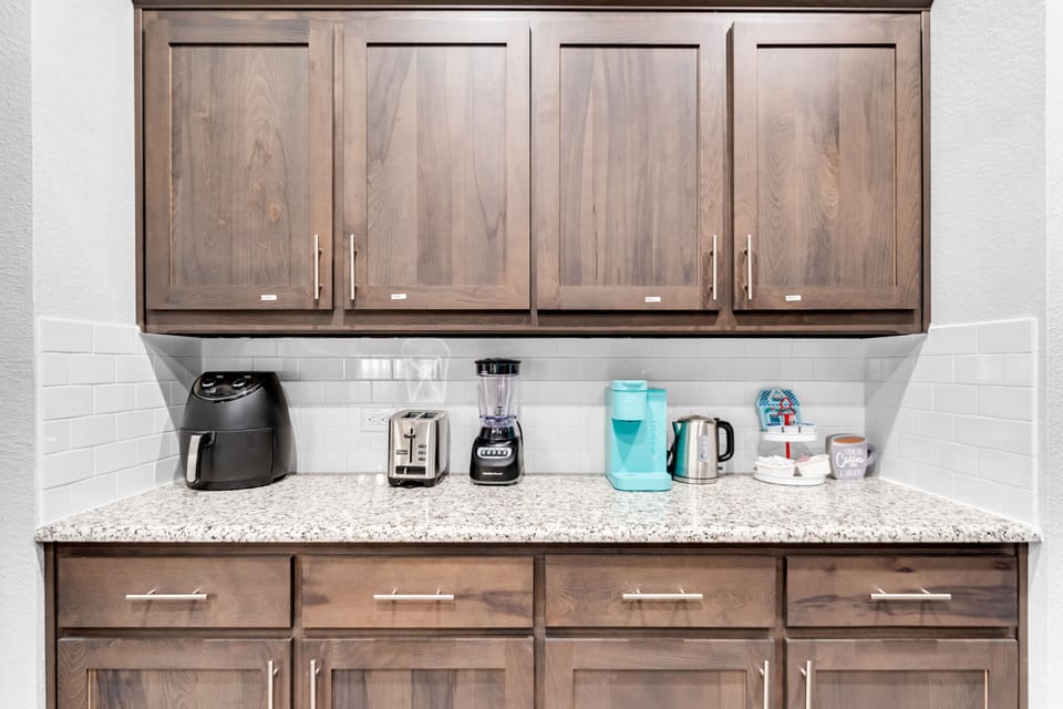 Kitchen with airfryer, toaster, blender, coffee machine, water boiler. 