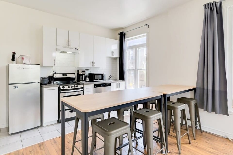 Kitchen-bar dining area to enjoy meals or use a laptop workspace.
