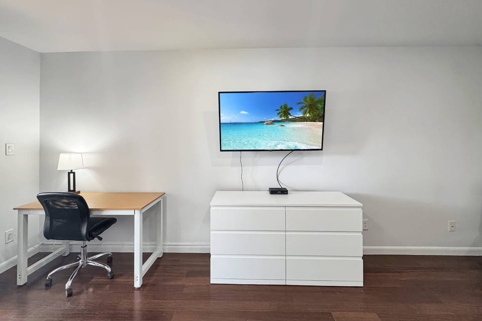 Stay productive with a dedicated workspace, then unwind with your favorite shows on the smart TV—perfect for both work and vacation