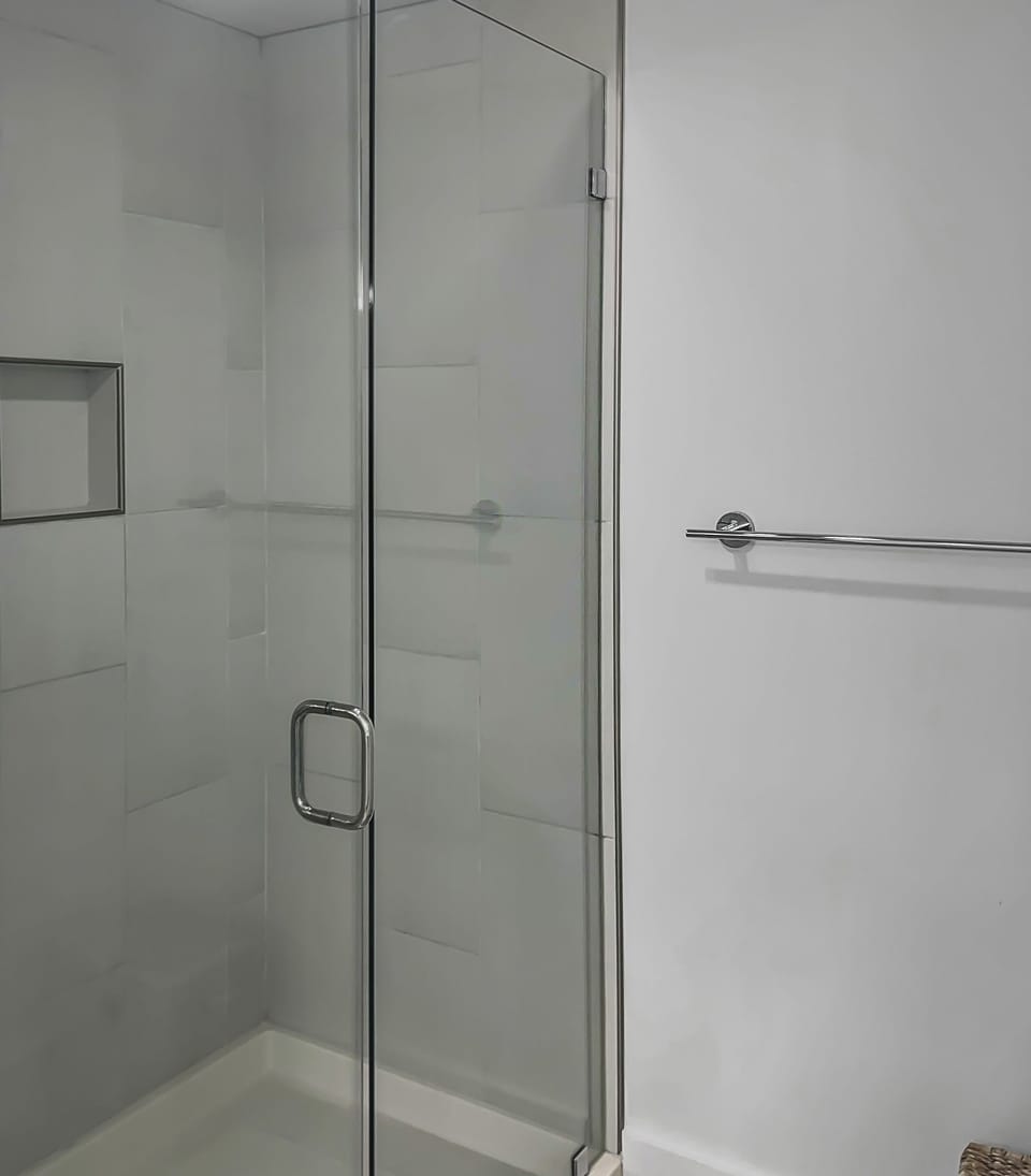 Blu 200 Master Bathroom - Soaking Tub and Stand-up Shower