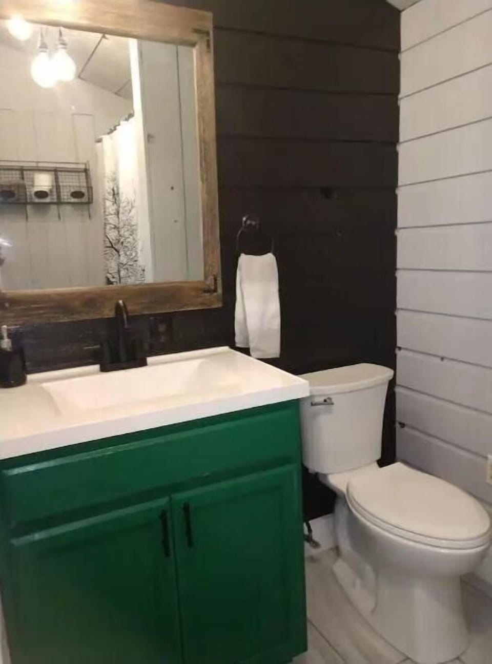 Bathroom 1 (first floor)