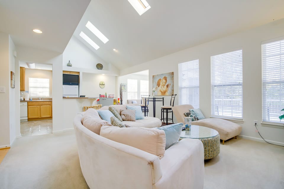 Living Room | Flat-Screen TV | Free WiFi | Skylights