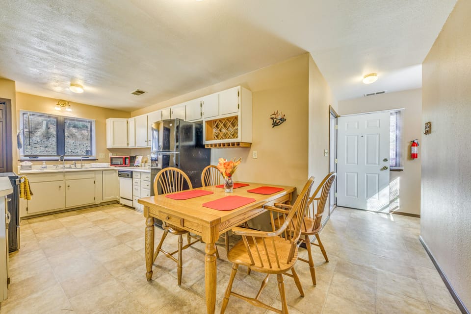 Dining Area/Kitchen | Open Floor Plan | Central Heating | Free WiFi