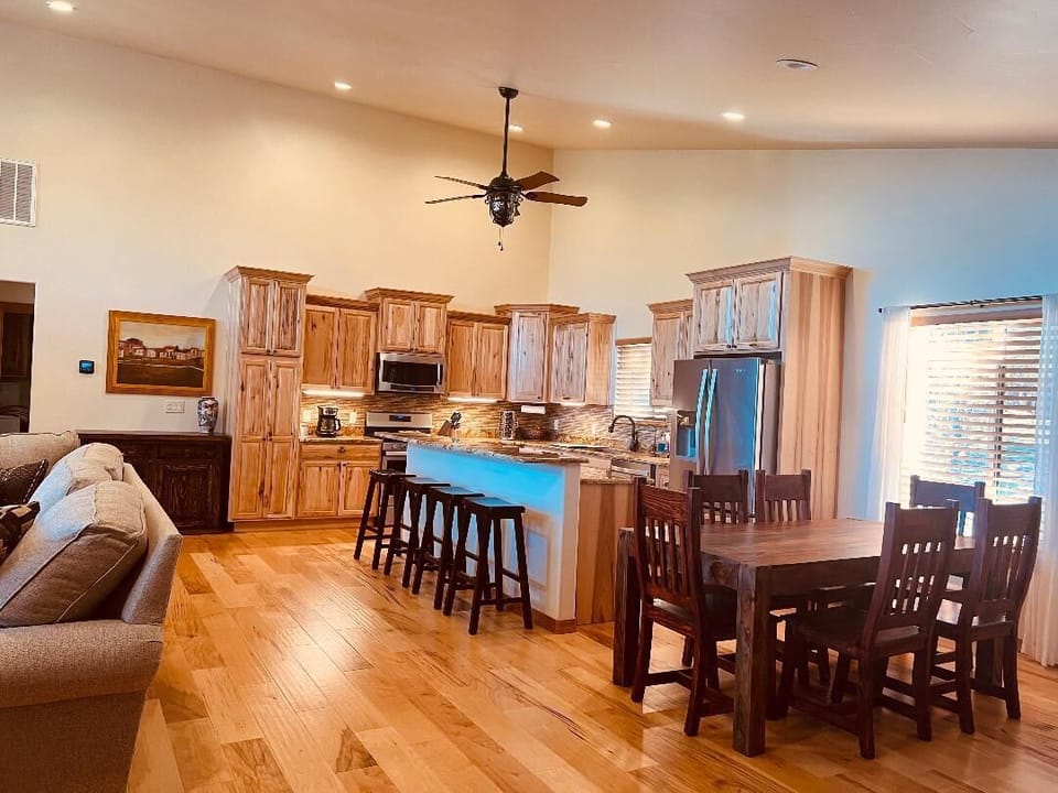 Well stocked kitchen and comfortable dinning area.