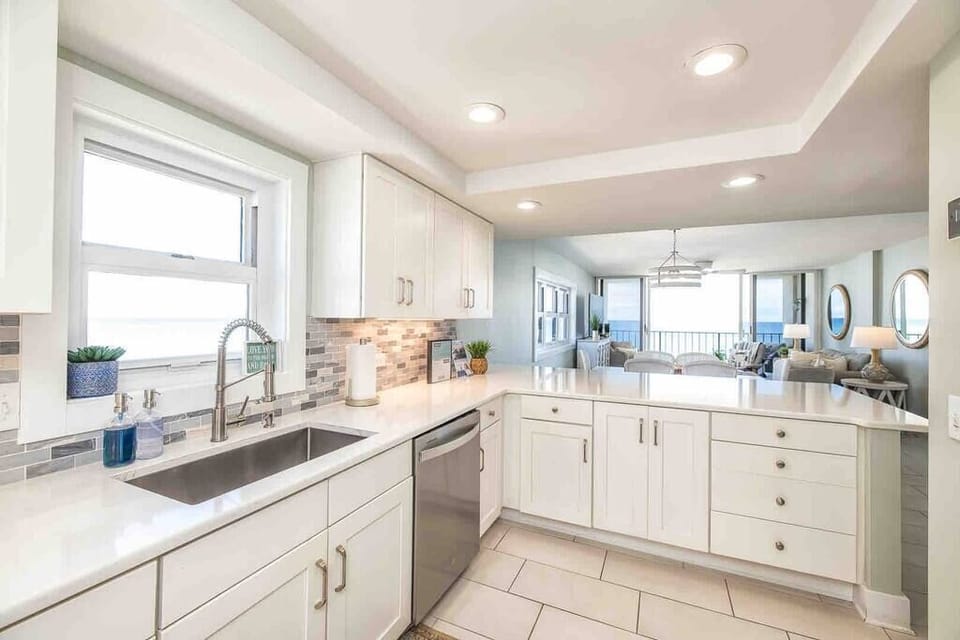 Enjoy, breathtaking ocean views from the kitchen. Prepare your meals in style. 