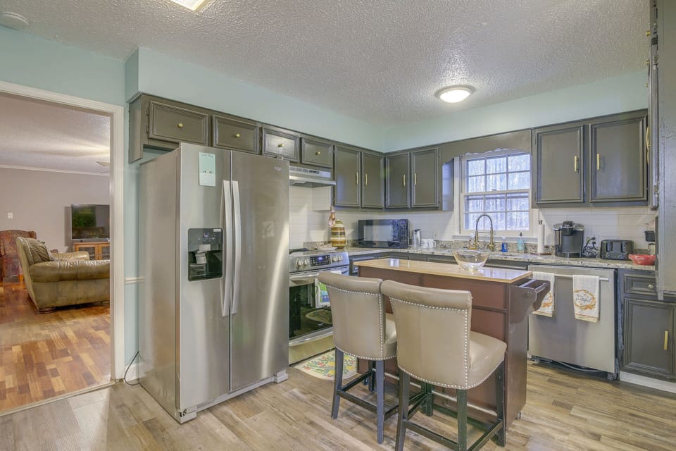 Kitchen | Stainless Steel Appliances w/ Dishwasher | Breakfast Bar | Free WiFi