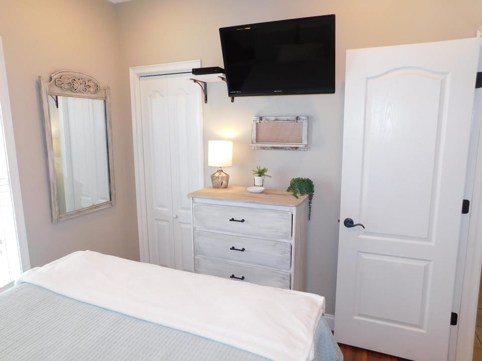 Queen bedroom tv