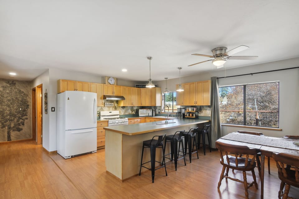 Kitchen | Dining Area