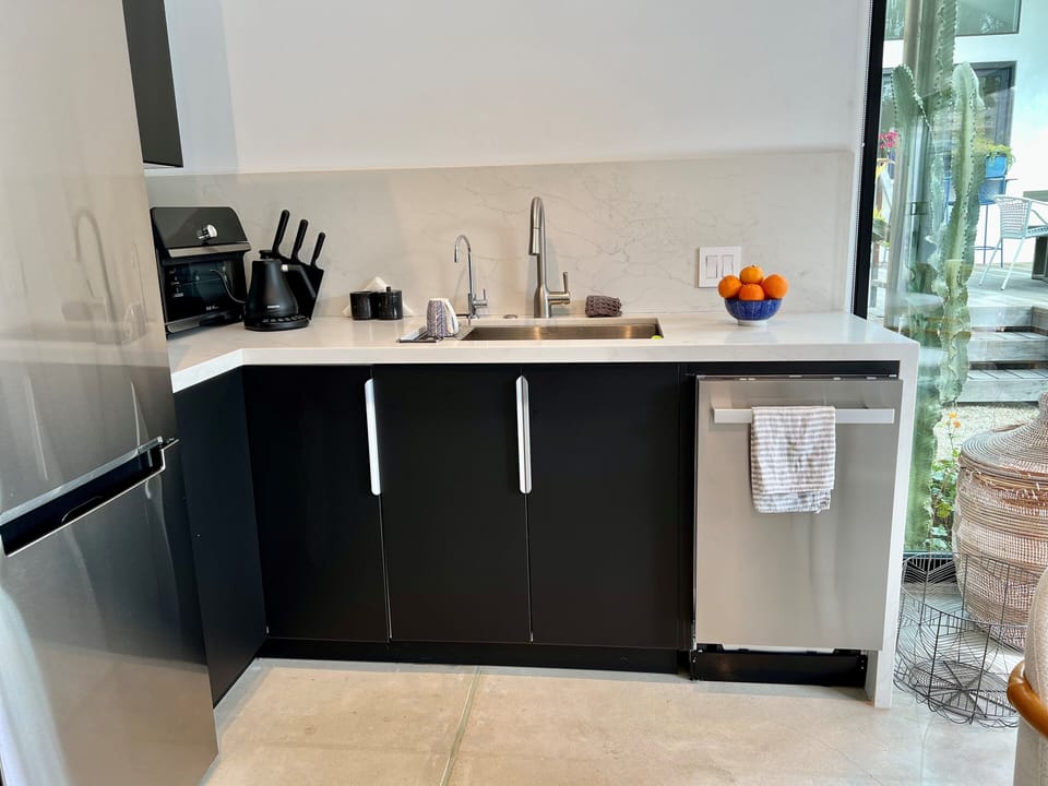 Kitchen: Dishwasher-Coffee-Espresso-Toaster Oven-Burner-High-end H2O filtration
