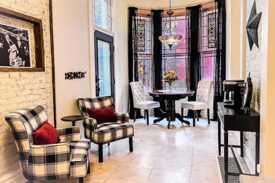 Breakfast room is a quiet nook with additional seating