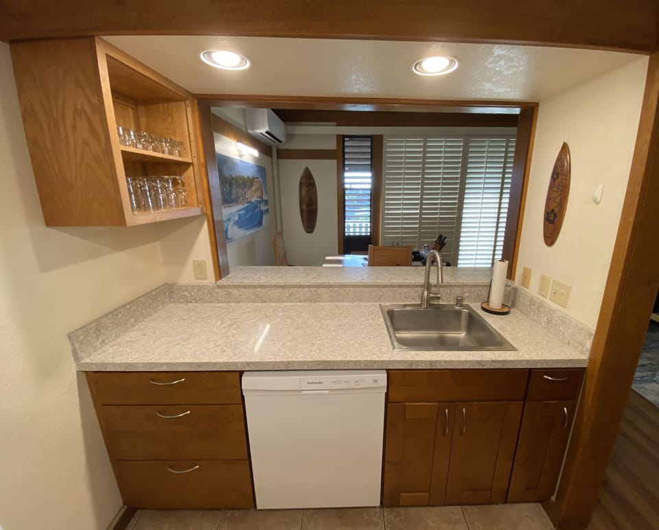 Recently renovated full kitchen.