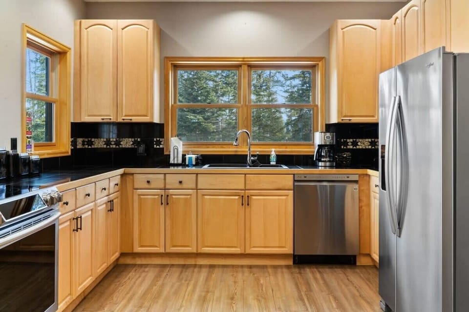 The well-equipped kitchen features 2 ovens perfect for cooking for large groups, ample counter space, and a wide range of cookware for all your culinary needs.
