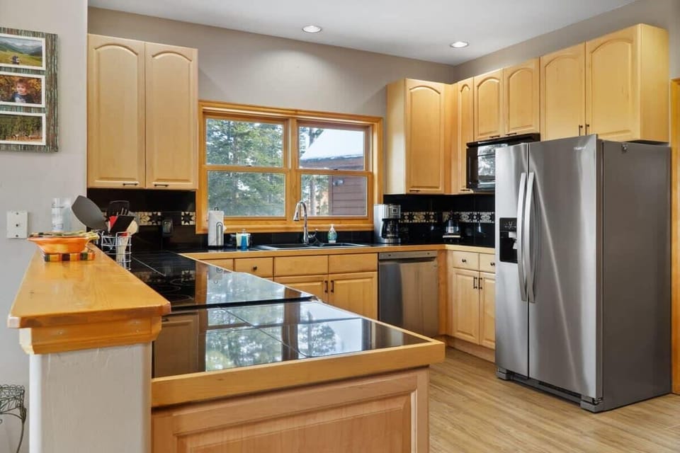 The well-equipped kitchen features 2 ovens perfect for cooking for large groups, ample counter space, and a wide range of cookware for all your culinary needs.