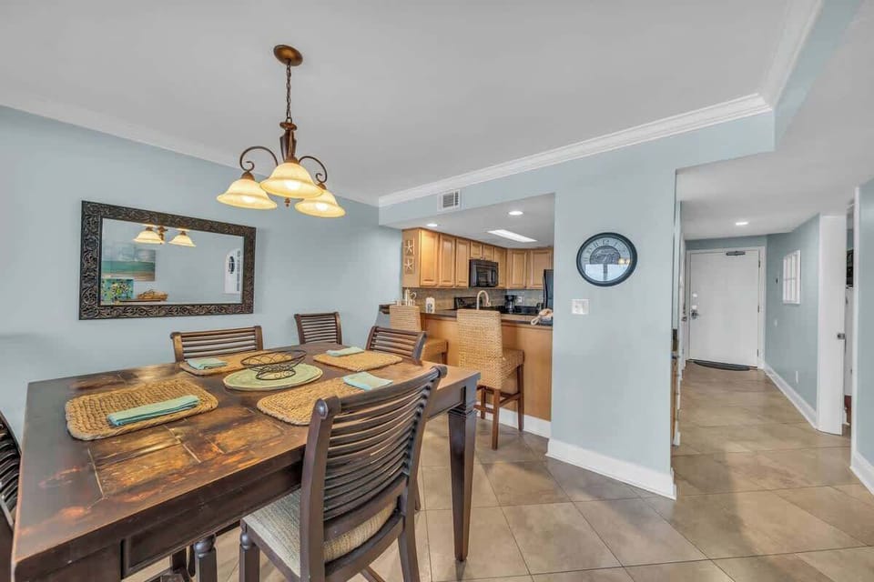 Dining room with seating for 6 and additional 2 seats at breakfast bar