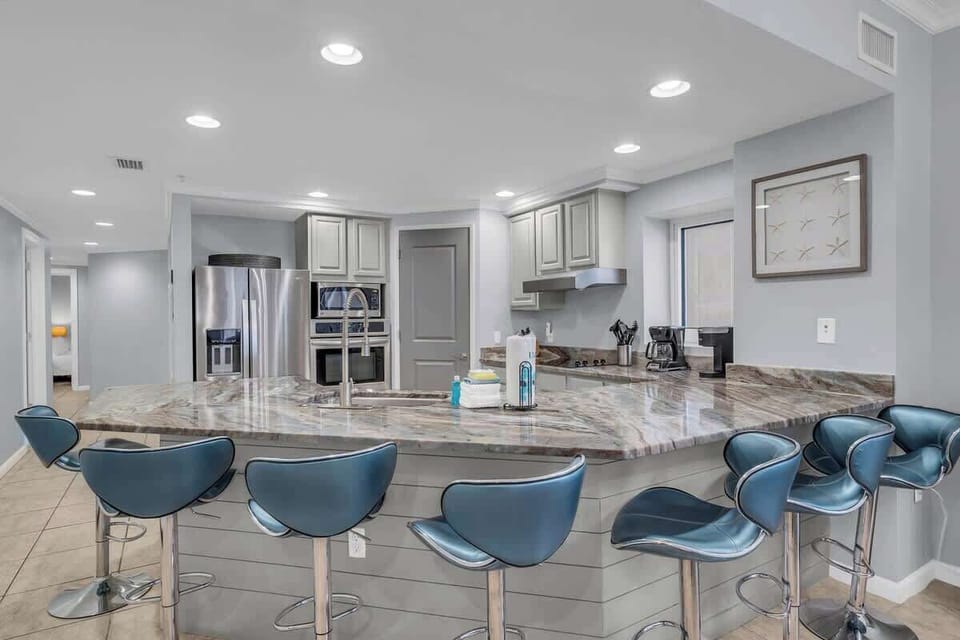Breakfast bar with additional seating for 5