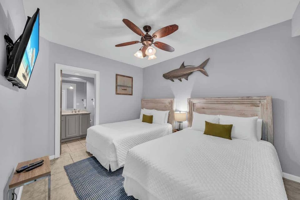 Guest bedroom with two Queen size and attached bathroom