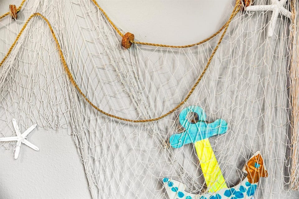 Fishnet art just works at the ocean