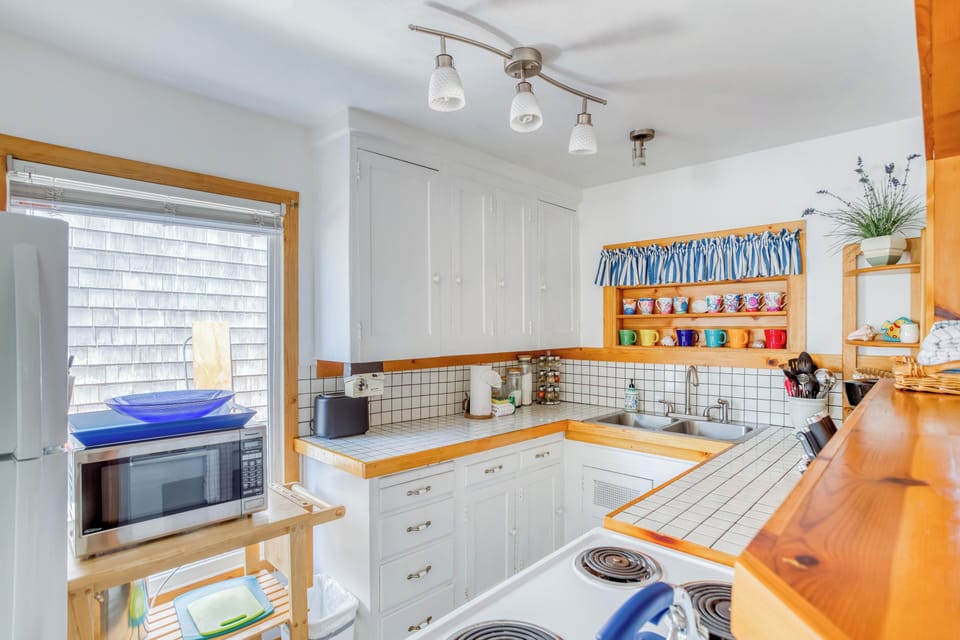 Charming, full-sized kitchen with dishwasher